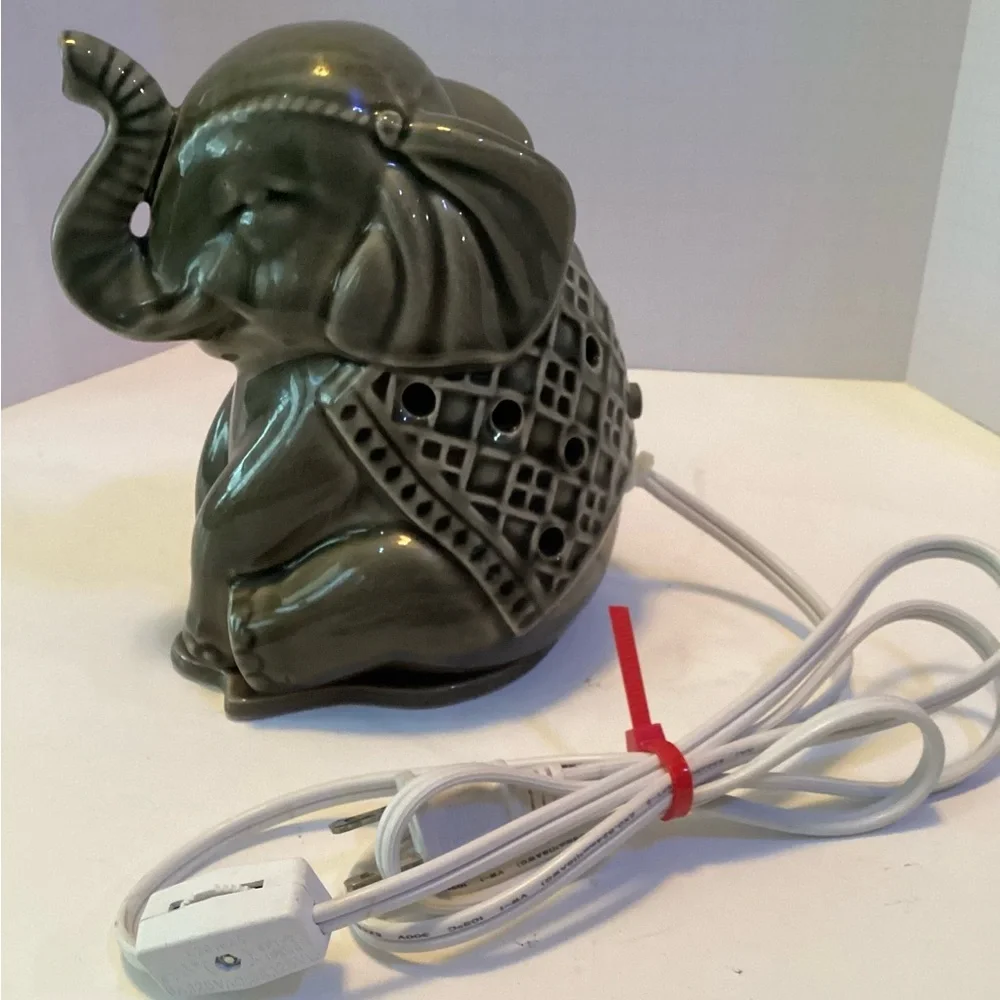 Elephant Nightlight Wax Warmer Accent Light Trunk Up Animal Tart Candle